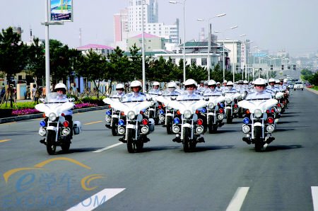 被交警核查，却夺回驾照往嘴里塞