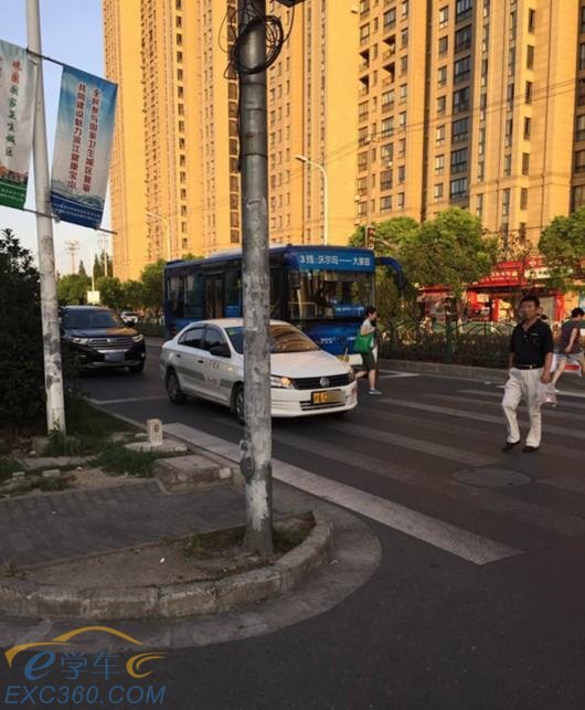 小区周边现众多驾考教练车引不满 交警总队已关注