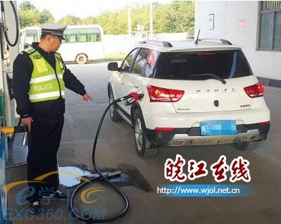 油枪未拔司机着急开车 加油管被“连根拔起”