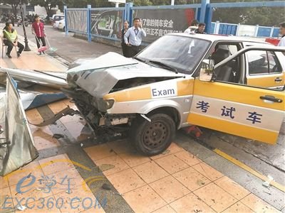 驾考学员油门当刹车冲出考场　幸无人员受伤